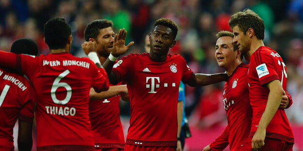 FC Bayern-Spieler stehen rum und klatschen sich ab FC Bayern-Spieler stehen rum und klatschen sich ab