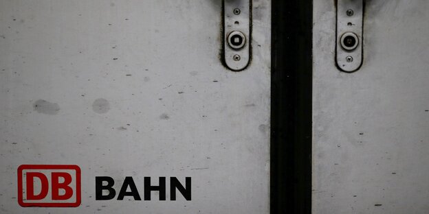 Verschlossene Türen eines Zuges der Deutschen Bahn Verschlossene Türen eines Zuges der Deutschen Bahn