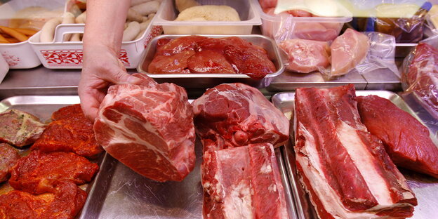 Fleisch liegt in einer Supermarkttheke Fleisch liegt in einer Supermarkttheke