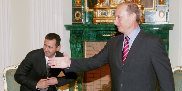 Russlands Präsident lässt Syriens Oberhaupt im Hintergrund sitzen. Russlands Präsident lässt Syriens Oberhaupt im Hintergrund sitzen.