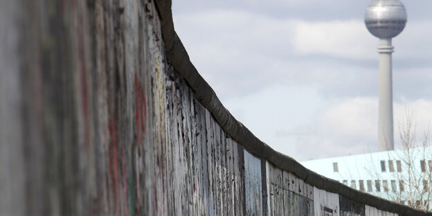 Die Mauer in Berlin, im Hintergrund der Fernsehturm. Die Mauer in Berlin, im Hintergrund der Fernsehturm.