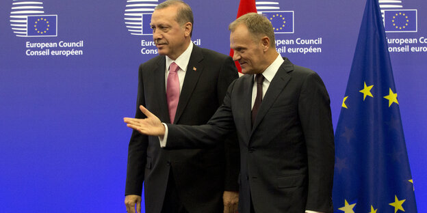 Türkeis Präsident Erdogan und EU-Ratspräsident Donald Tusk beim Auftritt vor der Presse. Türkeis Präsident Erdogan und EU-Ratspräsident Donald Tusk beim Auftritt vor der Presse.