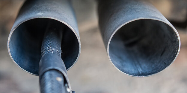 Ein Messschlauch eines Gerätes zur Abgasuntersuchung für Dieselmotoren steckt im Auspuffrohr eines VW Golf 2.0 TDI, Ein Messschlauch eines Gerätes zur Abgasuntersuchung für Dieselmotoren steckt im Auspuffrohr eines VW Golf 2.0 TDI,
