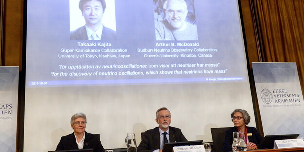 Mitglieder der Nobelversammlung vor Fotos der Preisträger Mitglieder der Nobelversammlung vor Fotos der Preisträger