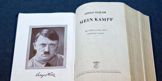 Hitlers Buch „Mein Kampf“ liegt aufgeschlagen da. Hitlers Buch „Mein Kampf“ liegt aufgeschlagen da.
