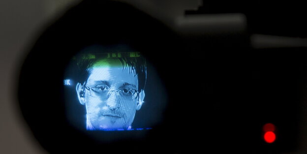 Edward Snowden durch eine Kamera gefilmt Edward Snowden durch eine Kamera gefilmt