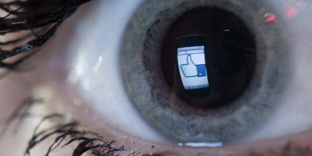 Spiegelung des Facebook-Daumens in einer Pupille Spiegelung des Facebook-Daumens in einer Pupille