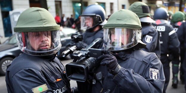 zwei Polizisten mit Filmkamera zwei Polizisten mit Filmkamera