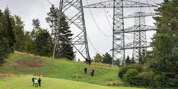 Klein sehen die Menschen aus im Vergleich zu den Strommasten im Thüringer Wald. Klein sehen die Menschen aus im Vergleich zu den Strommasten im Thüringer Wald.