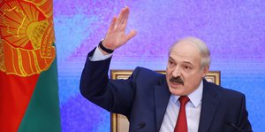 Der weißrussische Präsident Lukaschenko gestikuliert mit den Händen während einer Debatte im Parlament in Minsk