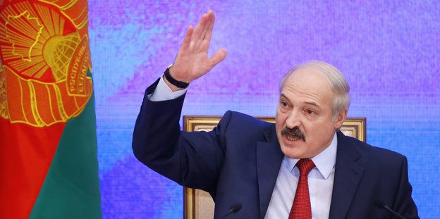 Der weißrussische Präsident Lukaschenko gestikuliert mit den Händen während einer Debatte im Parlament in Minsk