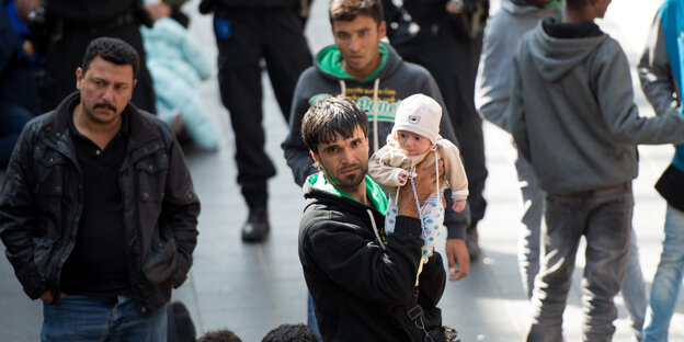 Flüchtlinge am Gleis im Lübecker Bahnhof Flüchtlinge am Gleis im Lübecker Bahnhof