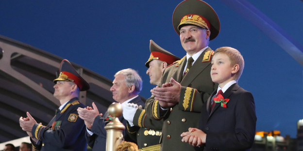 Präsident Alexander Lukaschenko und sein Sohn Kolja bei einer Militärparade Präsident Alexander Lukaschenko und sein Sohn Kolja bei einer Militärparade