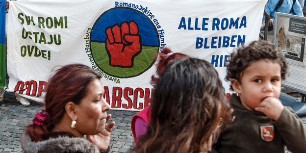 Roma-Familien mit Transparent vor dem Michel Roma-Familien mit Transparent vor dem Michel