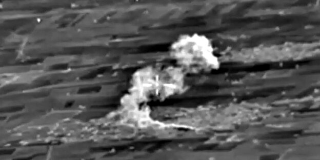 Eine Rauchwolke, wohl von einer Bombe verursacht Eine Rauchwolke, wohl von einer Bombe verursacht