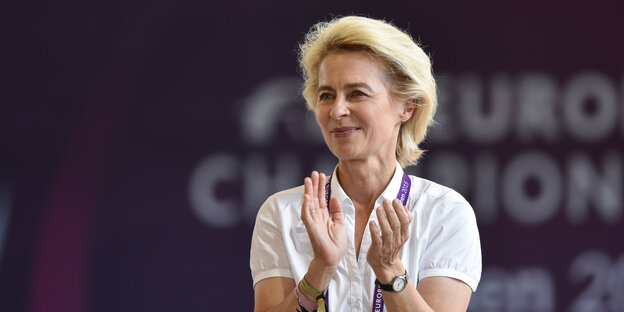 Ursula von der Leyen klatscht in die Hände Ursula von der Leyen klatscht in die Hände