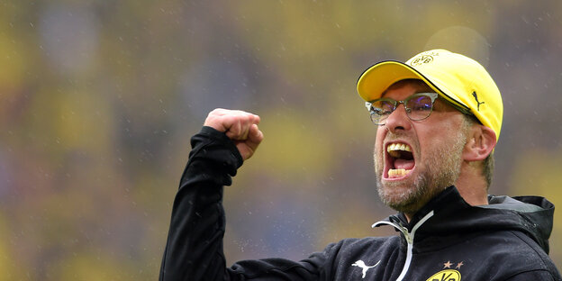Der Dortmunder Trainer Jürgen Klopp verabschiedet sich in Dortmund von den Fans. Der Dortmunder Trainer Jürgen Klopp verabschiedet sich in Dortmund von den Fans.