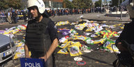 Mit Tüchern und Fahnen bedeckte Leichen in Ankara