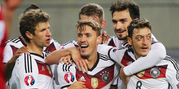 DFB-Spieler umarmen sich DFB-Spieler umarmen sich