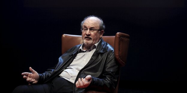 Salman Rushdie sitzt in einem braunen Sessel Salman Rushdie sitzt in einem braunen Sessel