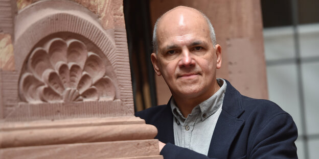 Autor Frank witzel blickt am 12.10.2015 am Rande der Verleihung des Deutschen Buchpreises 2015 im Römer in Frankfurt am Main in die Kamera. Autor Frank witzel blickt am 12.10.2015 am Rande der Verleihung des Deutschen Buchpreises 2015 im Römer in Frankfurt am Main in die Kamera.