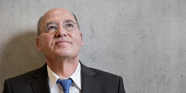 Gysi steht vor einer Wand und guckt nach oben Gysi steht vor einer Wand und guckt nach oben