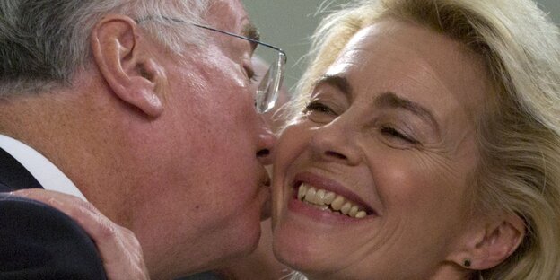 Von der Leyen wird geküsst Von der Leyen wird geküsst