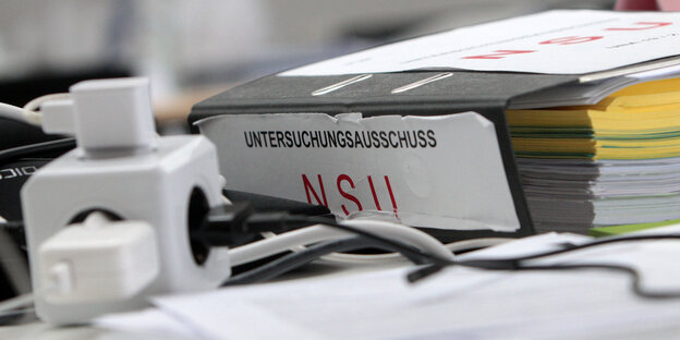 Ein Aktenordner aus dem NSU-Untersuchungsausschuss liegt auf dem Tisch Ein Aktenordner aus dem NSU-Untersuchungsausschuss liegt auf dem Tisch