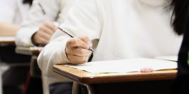 Eine Hand hält einen Stift Eine Hand hält einen Stift