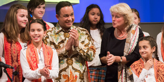 Indonesiens Kulturminister Anies Baswedan, seine Amtskollegin Monika Grütters und mehrere Mädchen im Sarong Indonesiens Kulturminister Anies Baswedan, seine Amtskollegin Monika Grütters und mehrere Mädchen im Sarong