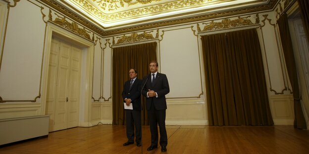 Der portugiesische Ministerpräsident Passos Coelho und sein Vize sprechen während einer Pressekonferenz Der portugiesische Ministerpräsident Passos Coelho und sein Vize sprechen während einer Pressekonferenz