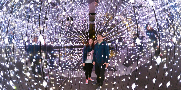 Jungen Leute betrachten die Installation "Light Walk" in Jena (Thüringen) beim Licht- und Wissenschaftsfestival "City Visions Jena 2015" Jungen Leute betrachten die Installation "Light Walk" in Jena (Thüringen) beim Licht- und Wissenschaftsfestival "City Visions Jena 2015"