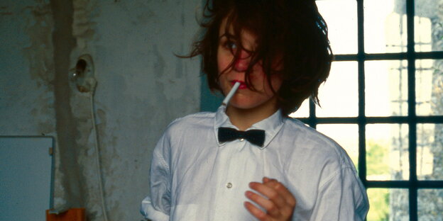Lizzy Mercier Descloux, rauchend Lizzy Mercier Descloux, rauchend