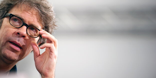 Jonathan Franzen fasst an seine Brille Jonathan Franzen fasst an seine Brille
