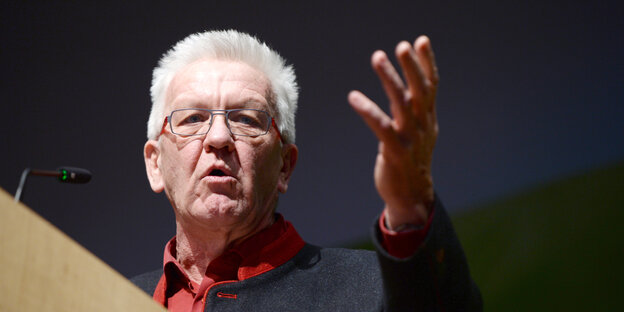 Winnfried Kretschmann am Rednerpult Winnfried Kretschmann am Rednerpult