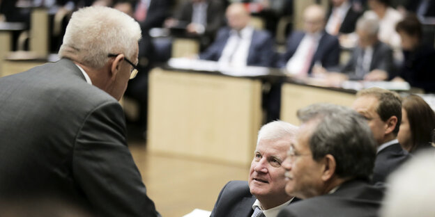 Winfried Kretschmann (links, Grüne) und Horst Seehofer (rechts, CSU) Winfried Kretschmann (links, Grüne) und Horst Seehofer (rechts, CSU)