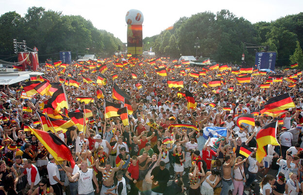 Fans mit Deutschlandfahnen Fans mit Deutschlandfahnen