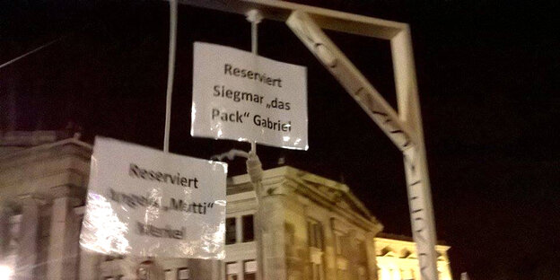 Der Galgen auf der Pegidademo ist zu sehen Zwei Schlingen seien reserviert, steht auf den Schildern. Für Gabriel und Merkel Der Galgen auf der Pegidademo ist zu sehen Zwei Schlingen seien reserviert, steht auf den Schildern. Für Gabriel und Merkel