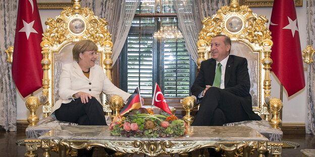 Merkel und Erdoğan auf prunkvollen goldenen Sesseln Merkel und Erdoğan auf prunkvollen goldenen Sesseln