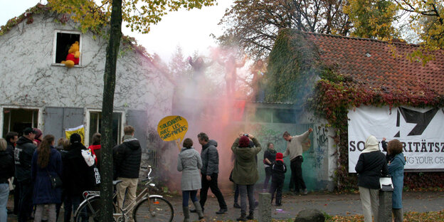 Unterstützer werfen Farbpulver vor den Gebäuden des Amtes für Stadtgrün in die Luft Unterstützer werfen Farbpulver vor den Gebäuden des Amtes für Stadtgrün in die Luft