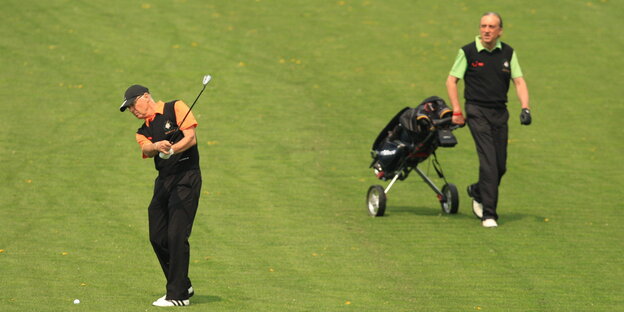 Franz Beckenbauer und Alfred Draxler golfen Franz Beckenbauer und Alfred Draxler golfen