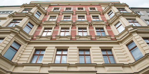 Hausfassade eines Altbaus aus der Froschperspektive Hausfassade eines Altbaus aus der Froschperspektive