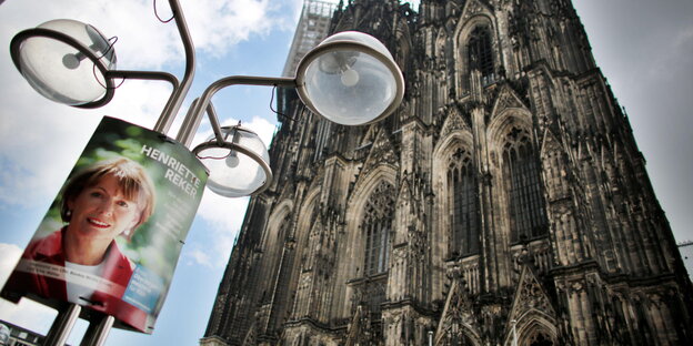 Plakat von Henriette Reker vor dem Kölner Dom Plakat von Henriette Reker vor dem Kölner Dom