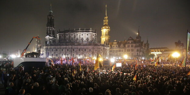 Pegida-Demonstranten in Dresden Pegida-Demonstranten in Dresden