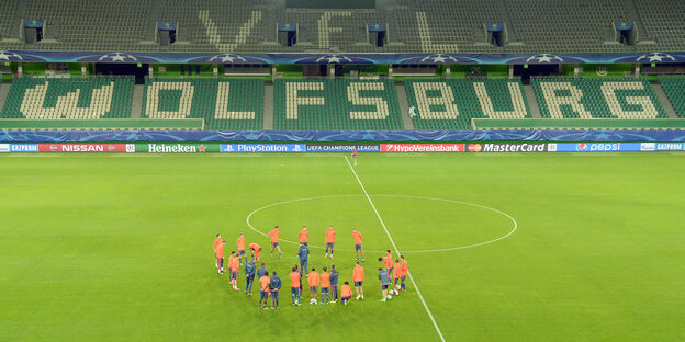 Fußballspieler vor leerer Stadionkulisse Fußballspieler vor leerer Stadionkulisse