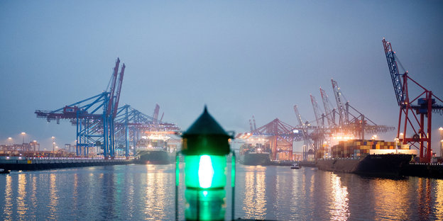 Blick auf Containerterminals in Hamburg