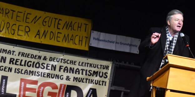 Jürgen Elsässer am Rednerpult neben Legida-Banner Jürgen Elsässer am Rednerpult neben Legida-Banner