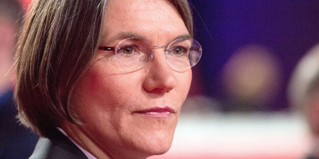 Eine Frau mit halblangen grauen Haaren und Brille im Portrait Eine Frau mit halblangen grauen Haaren und Brille im Portrait