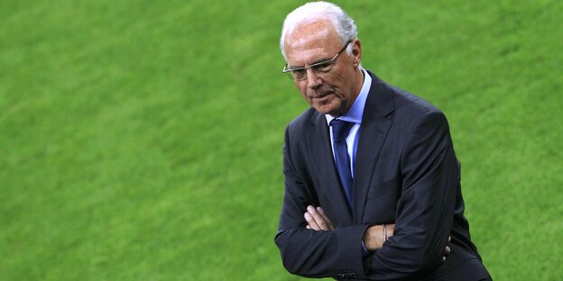 Franz Beckenbauer mit verschränkten Armen