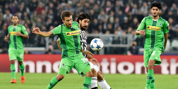 Zwei Fußballer. Einer, Fabian Johnson, lässt Sami Khedira nicht an den Ball kommen Zwei Fußballer. Einer, Fabian Johnson, lässt Sami Khedira nicht an den Ball kommen